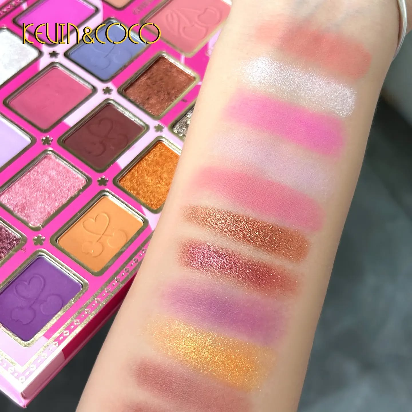 เซตชมพู Kevin & Coco 19 Colors eyeshadow palette อายแชโดว์ 19 สี สีสวย โทนสีส้มและโทนสีชมพู ติดทนยาวนาน แมท ชิมเมอร์ กลิตเตอร์